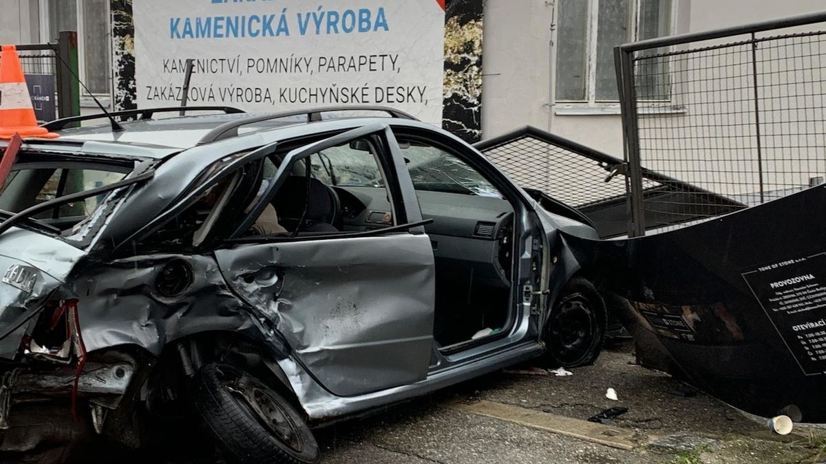 Nepřipoutaný řidič fabie dostal smyk, po střetu s BMW narazil do kamenictví a zemřel